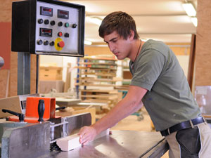 Maßarbeit durch hochqualifizerte Mitarbeiter aus der Region - Manuel Naujoks im Einsatz