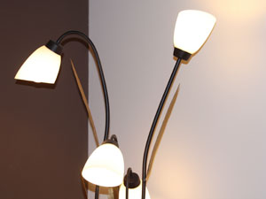 Warmes Wohnklima mit Stehlampen und Leuchtern